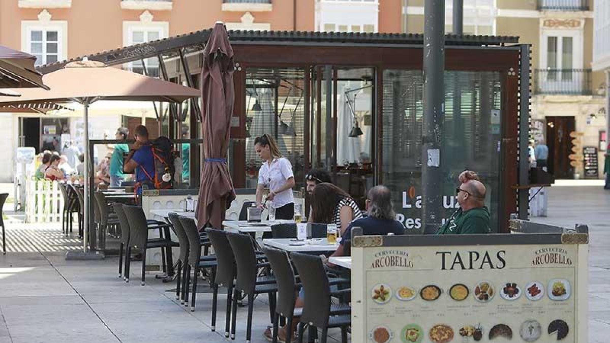 Terraza permanente de la plaza delRey San Fernando junto a otra no permanente.-RAÚL G. OCHOA
