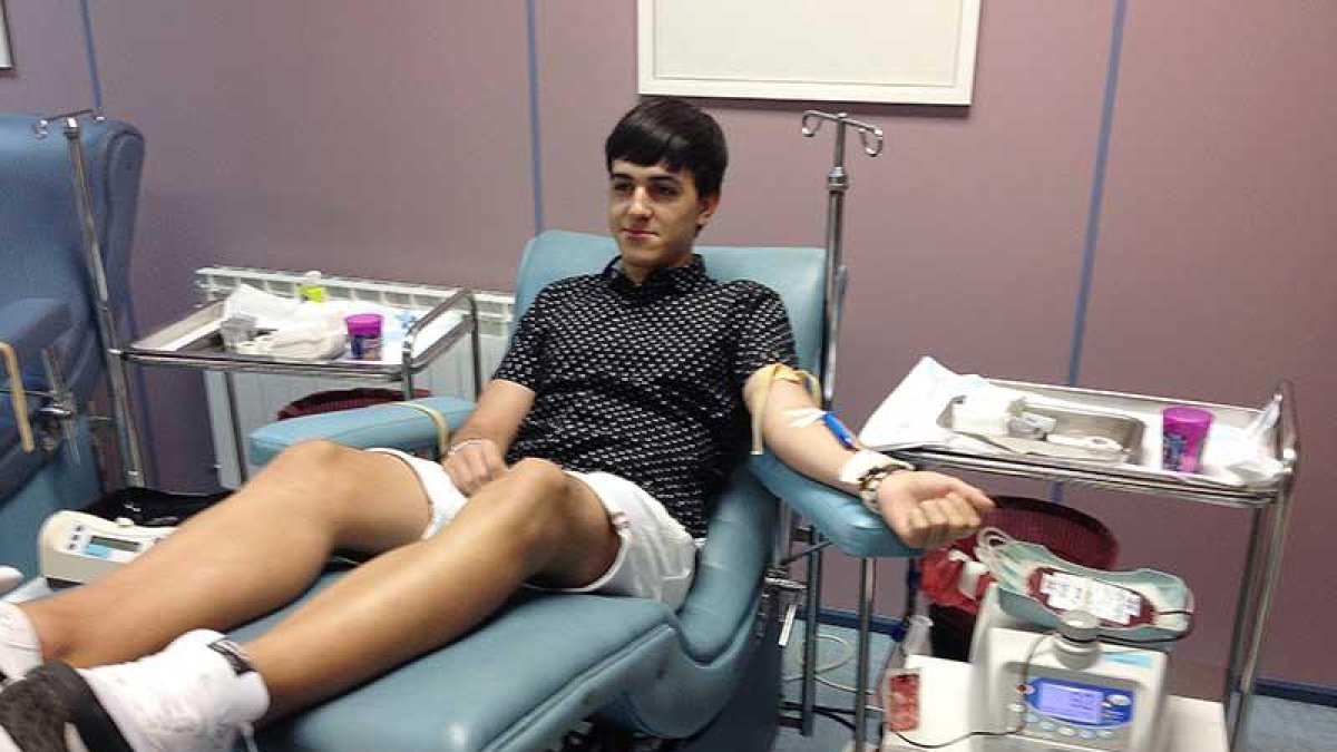 Alejandro, el día que cumplió su mayoría de edad, donando sangre.-Foto cedida por la Hermandad de Donantes de Sangre