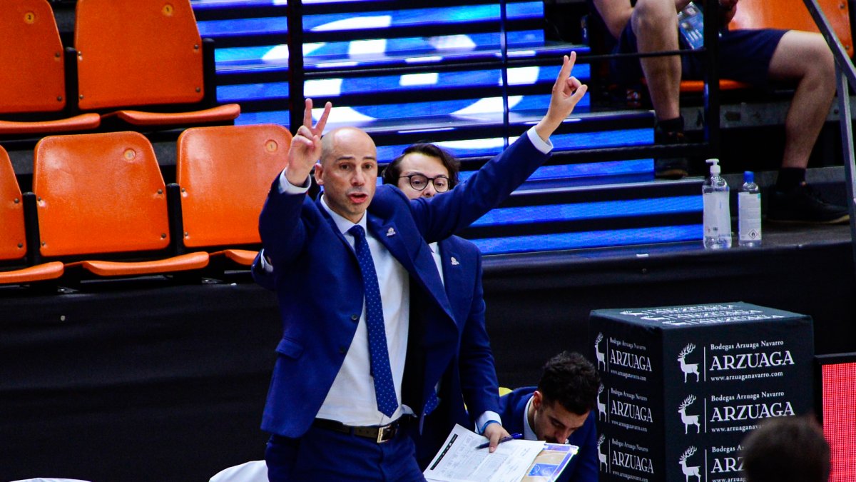 Joan Peñarroya marca un cambio táctico a sus jugadores. ACB PHOTO