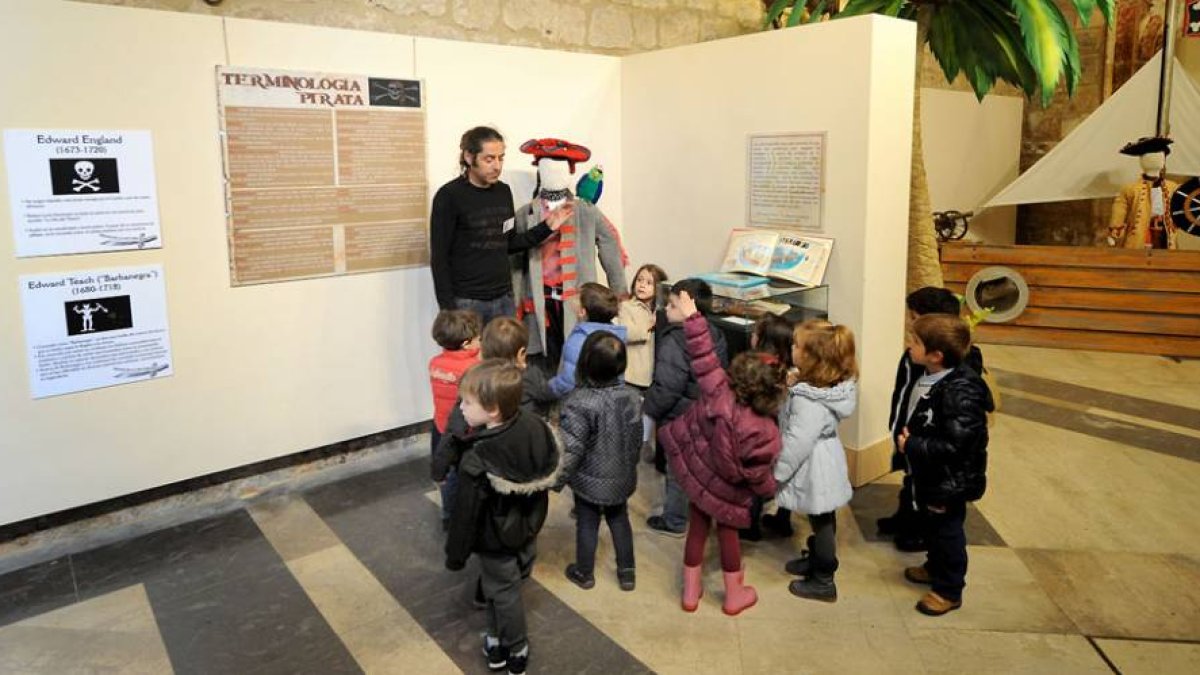 Los alumnos del Colegio Los Vadillos estrenaron ayer la instalación de San Juan.-Israel L. Murillo
