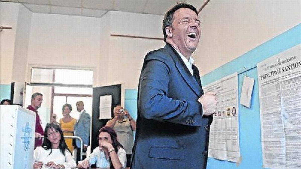 Renzi, en el colegio electoral.-Foto: EFE / MAURIZIO DEGL INNOCENTI