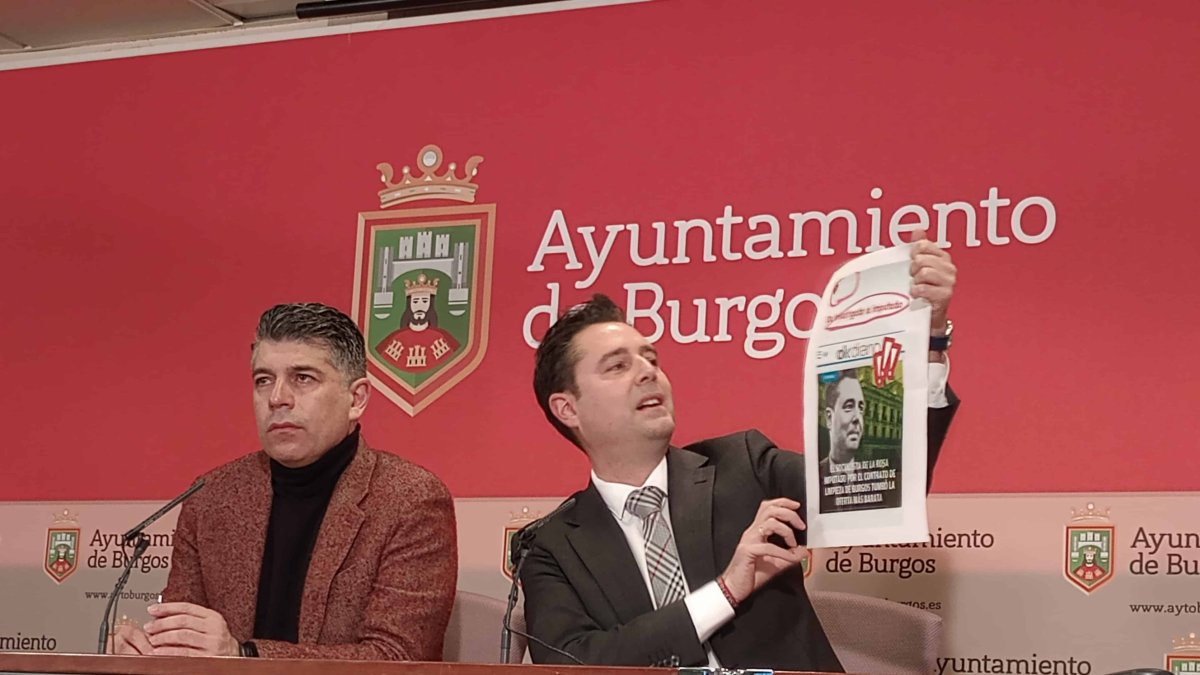 El alcalde, Daniel de la Rosa, acompañado de Vicente Marañón, lee uno de los titulares de un medio que dio por buena su imputación.
