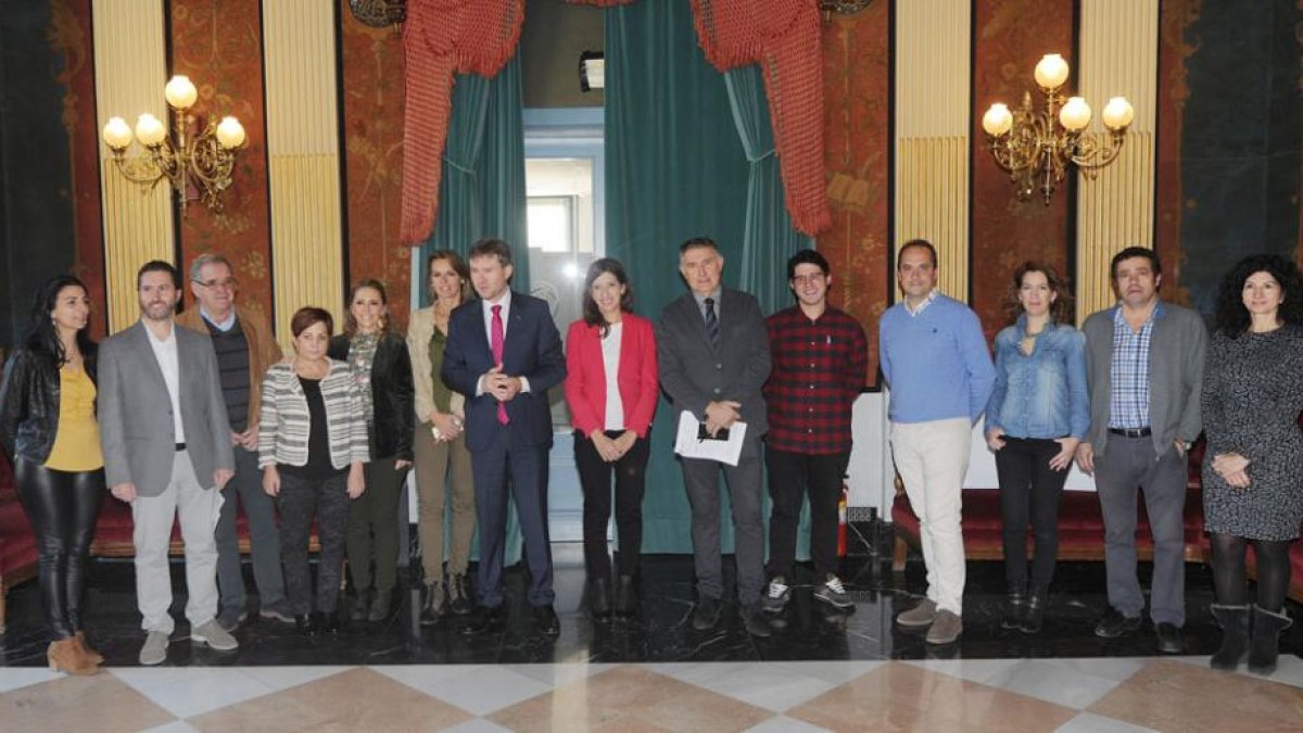 Foto de grupo de los miembros del jurado que seleccionarán el proyecto ganador entre los admitidos.-SANTI OTERO