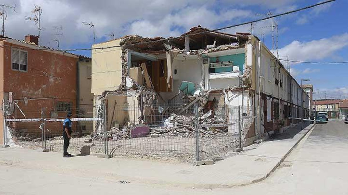 Un Policía Local custodia la casa más afectada por la explosión.-RAÚL G. OCHOA