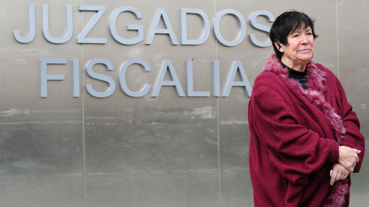 Mauricia Ibáñez, ayer a la puerta de los juzgados. ISRAEL L. MURILLO
