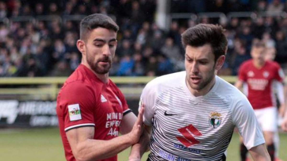 Iker Hernández regresa tras cumplir su sanción ante el Amorebieta.-SANTI OTERO