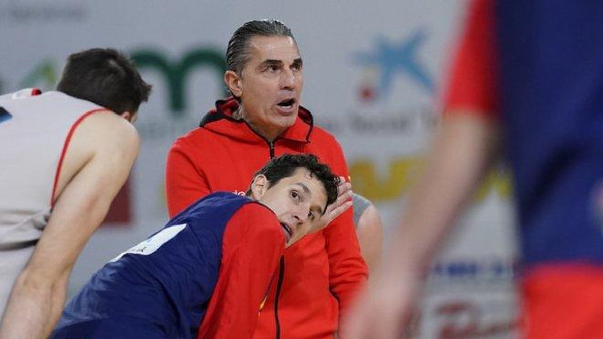 Scariolo da instrucciones a los jugadores en la concentración de Guadalajara.-ALBERTO NEVADO (FEB)