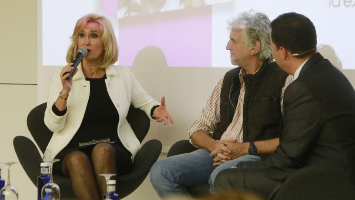 Nieves Herrero, acompañada por Juan Luis Arsuaga y el periodista Rafa Rioja (de espaldas).-Raúl Ochoa