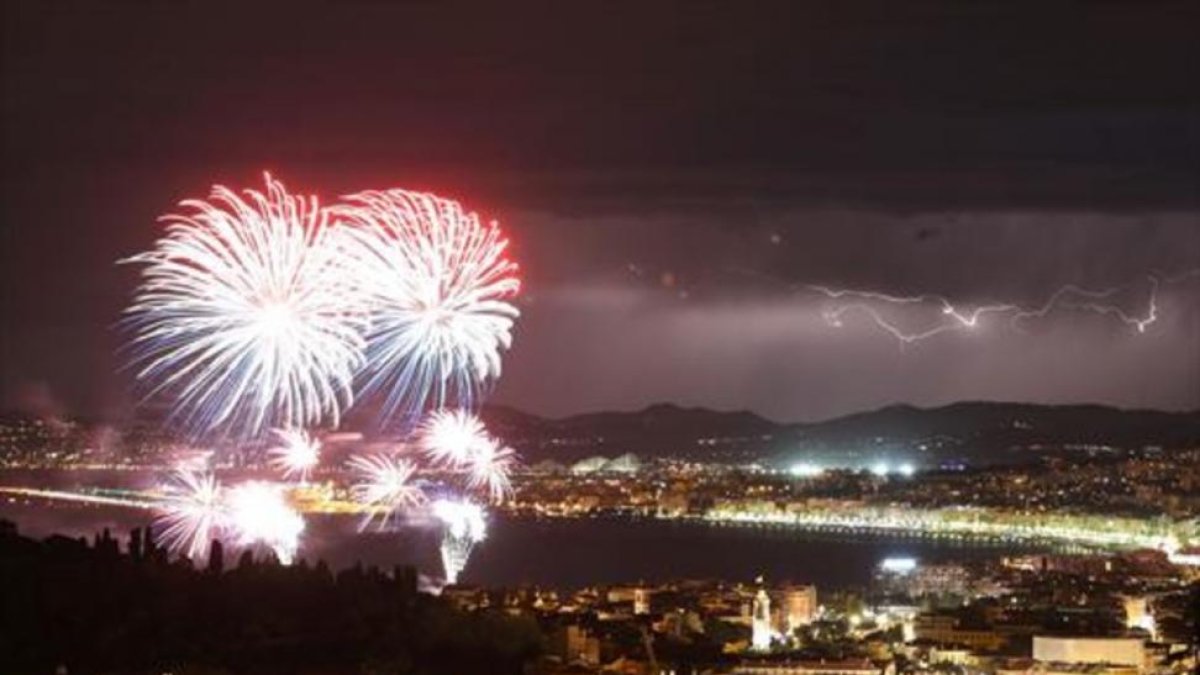 Un momento de los fuegos artificiales de Niza, poco antes del atentado.-