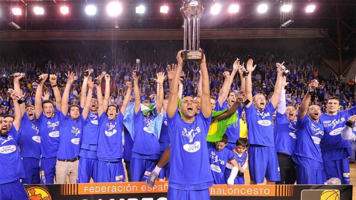 Dani López levanta el trofeo que acredita al Autocid Ford como campeón de la LEB Oro, el 19 de abril de 2013.-ISRAEL L. MURILLO