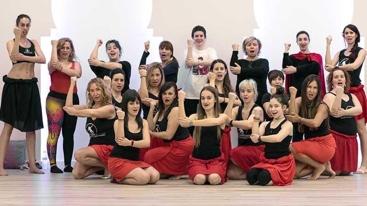 Alumnas que han grabado los pasos del ‘flashmob’.-LUCÍA JIMÉNEZ CORTÉS