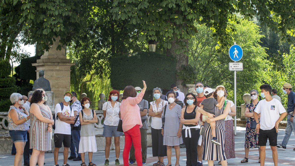 Una guía con un grupo de turistas durante una visita por el centro de la capital. SANTI OTERO