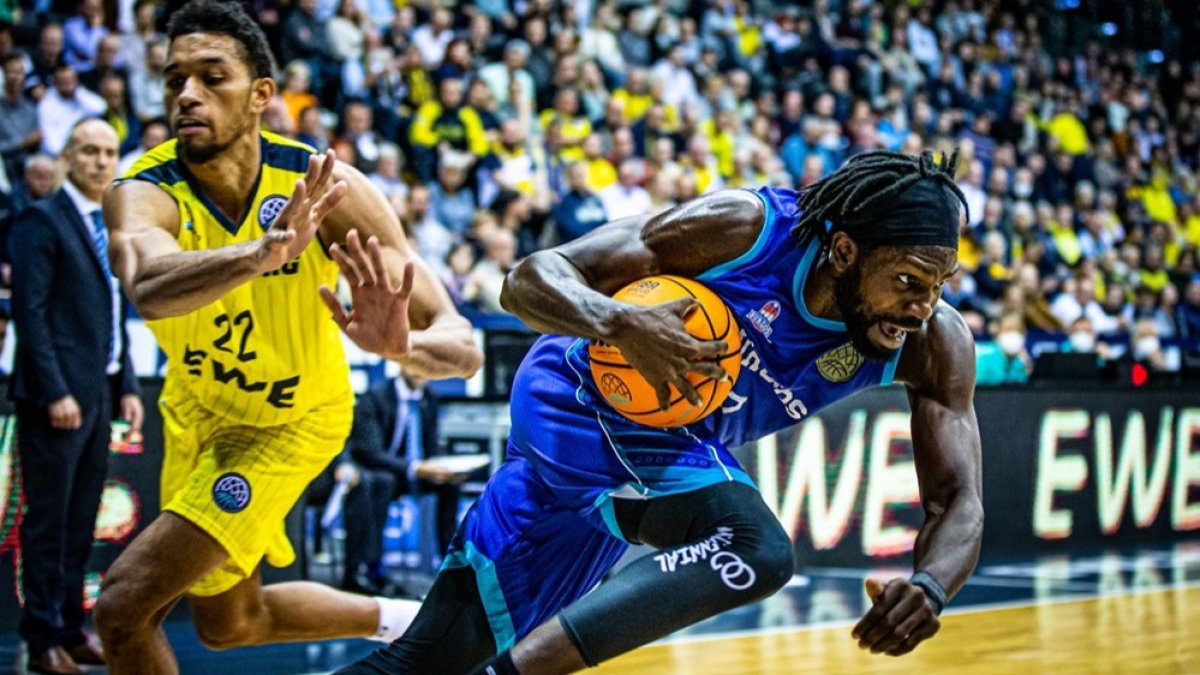 Braimoh remonta línea de fondo en el encuentro disputado ayer ante el Oldenburg. FIBA