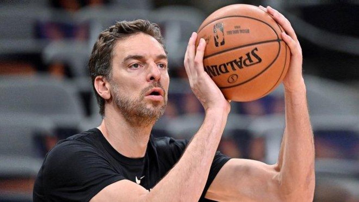 Pau Gasol calienta antes de un partido, en marzo pasado.-EFE / DARREN ABATE