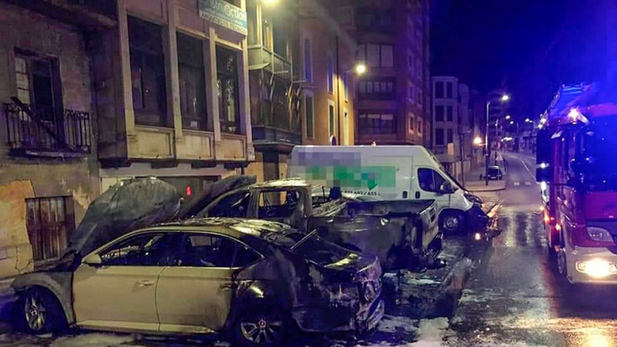 Coches quemados de madrugada en Aranda. ECB