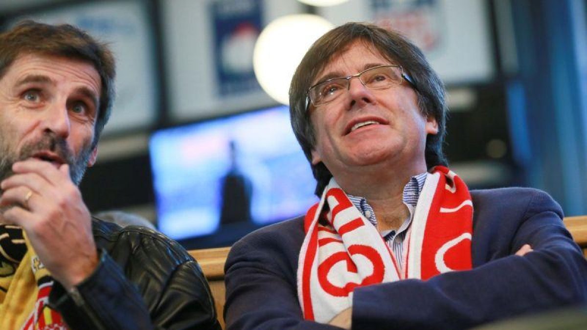 Carles Puigdemont viendo el Girona-Getafe en Bruselas.-OLIVIER HOSLET (EFE)