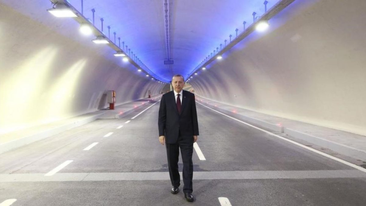 El presidente de Turquía, Recep Tayyip Erdogan, camina por el túnel bajo el Bósforo que ha inaugurado en Estambul.-AFP / KAYHAN OZER