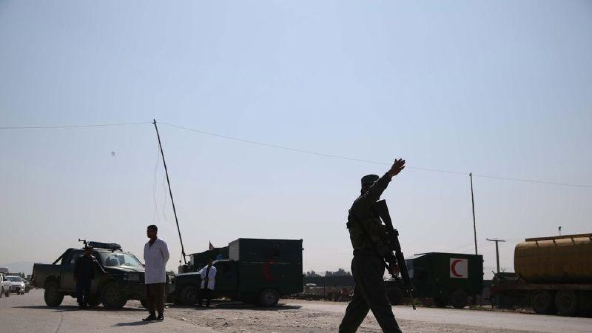 Miembros de las Fuerzas de Seguridad de Afganistán inspeccionan la zona de un ataque suicida.-EFE / EPA