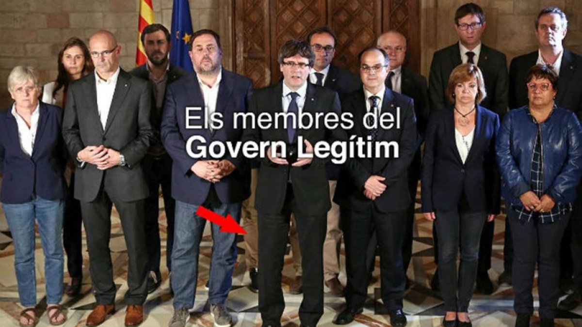 La nueva imagen que ha distribuido el Govern cesado. Se ha eliminado a Santi Vila pero Photoshop olvidó borrar su pierna.-EL PERIÓDICO