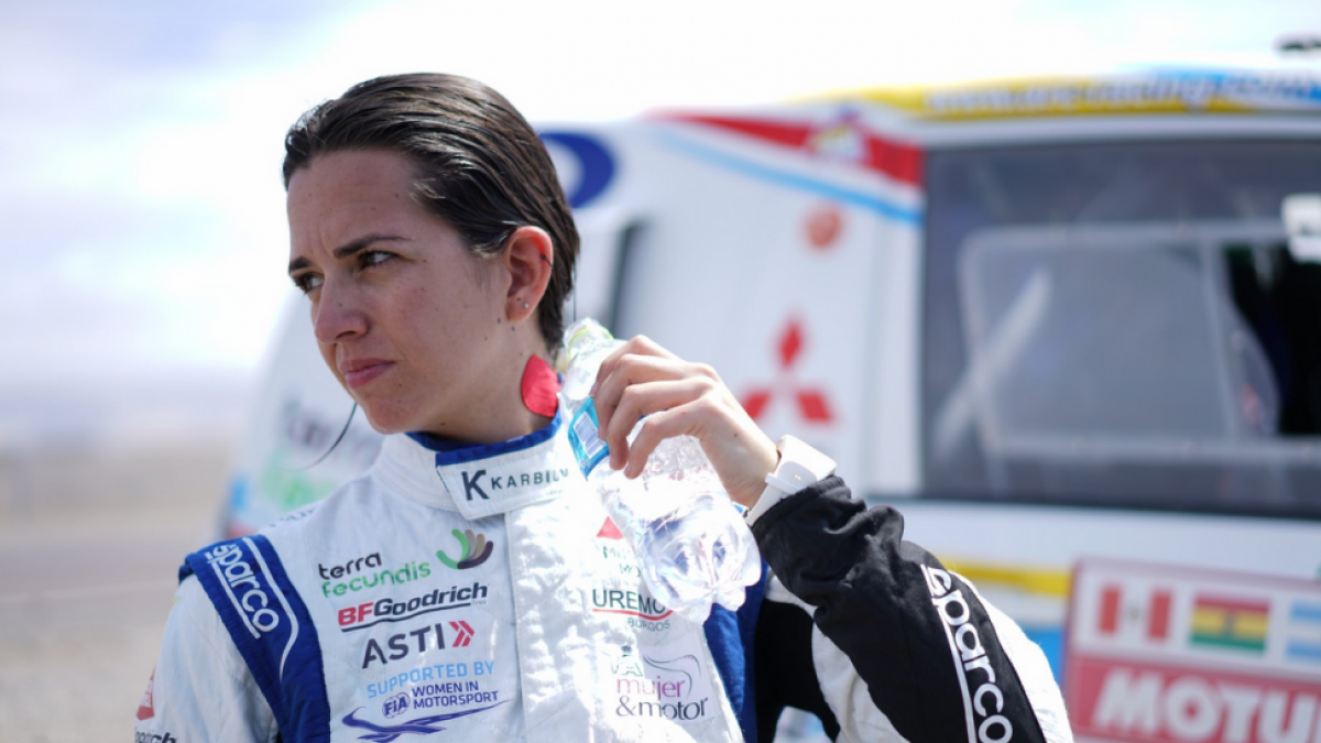 Gutiérrez se refresca durante un momento del Dakar.-DKR RAID SERVICE