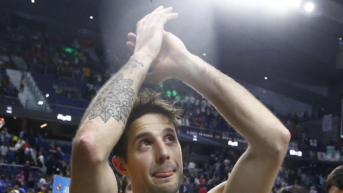 Laprovittola saluda a la grada tras su histórica exhibición en los cuartos de final de la Copa del Rey. ACB PHOTO-ACB PHOTO