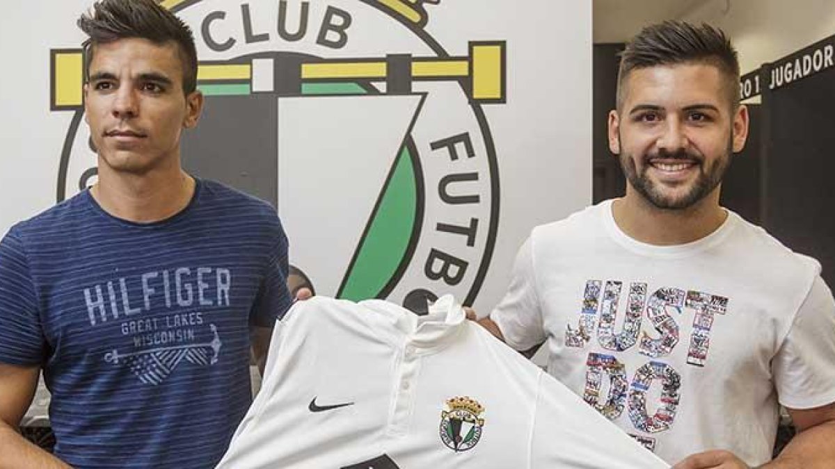 Javi Cantero y Diego García posan con la camiseta del Burgos CF.-RAÚL G. OCHOA