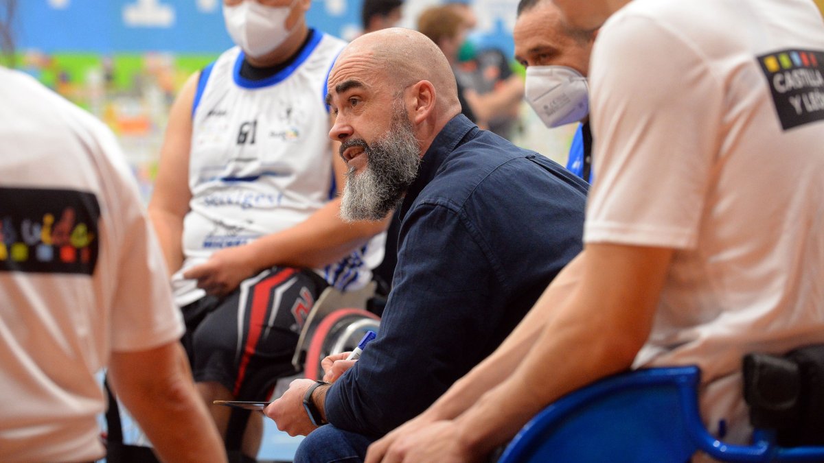 Escudero se dirige a sus jugadores durante un tiempo muerto. TOMÁS ALONSO