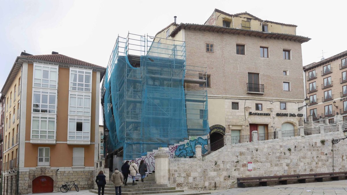 La buhardilla, ubicada en el portal número 8, es perfectamente visible desde la plaza Santa María. RAÚL G. OCHOA