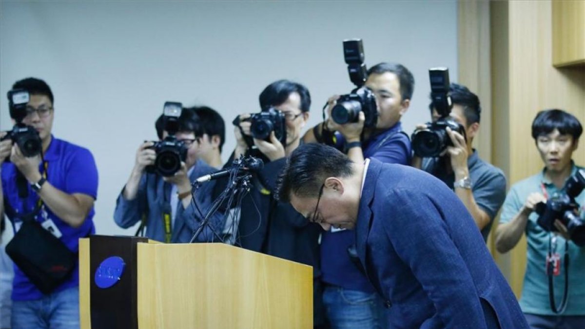 El director de la división de telefonía móvil de Samsung, Koh Dong-jin, hace una reverencia durante la rueda de prensa sobre los problemas del Galaxy Note 7.-