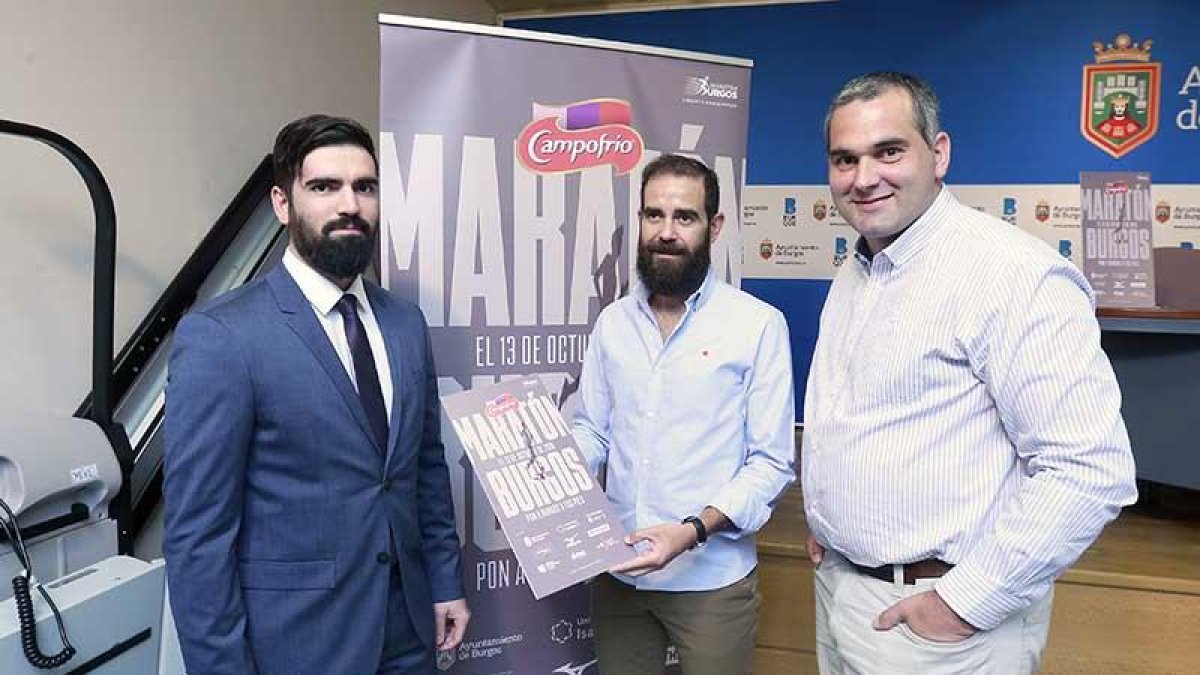 Marcos López (Isabel I), SamuelCasado (director de la prueba) y LevíMoreno (concejal) posan con el cartel.-RAÚL OCHOA