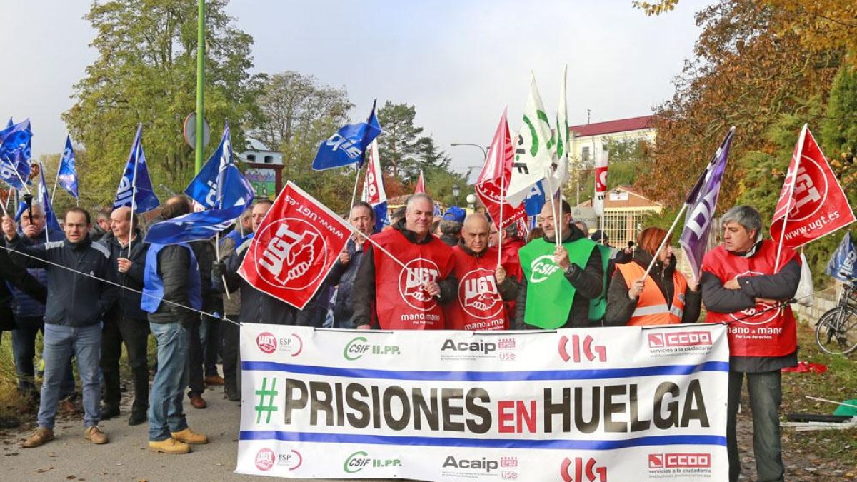 Imagen de una protesta de funcionarios a las puertas de la cárcel de Burgos.