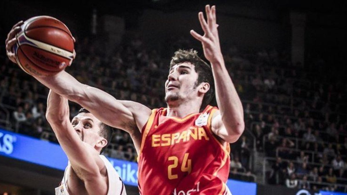 Brizuela atrapa un rebote en Riga.-BALONCESTOESP