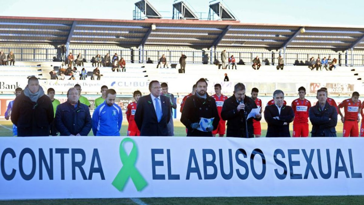 La lectura del manifiesto tuvo lugar en el campo de la Arandina antes del partido celebrado en la tarde de ayer.-ICAL
