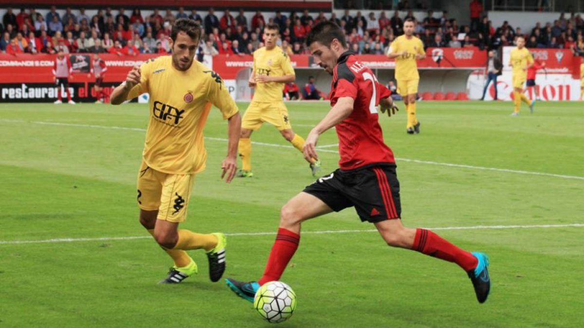 El extremo zurdo del Mirandés ÁlexGarcía conduce un balón en presencia de un defensor del Girona en el choque de ayer en Anduva-Alfonso García Mardones