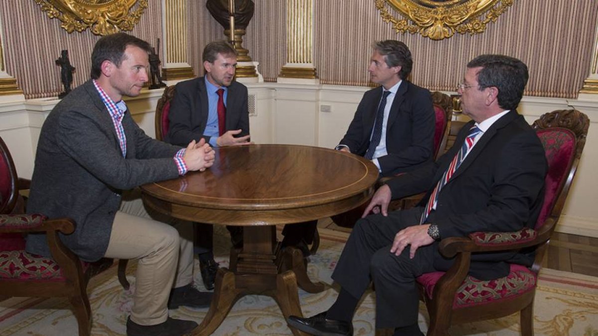 Javier Lacalle y César Rico en la reunión que mantuvieron con el presidente de la FEMP, Íñigo de la Serna.-ICAL