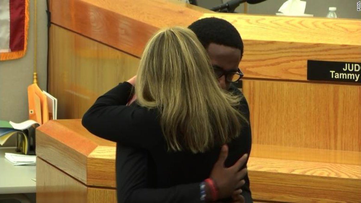 Amber Guyger se funde en un emotivo abrazo con el hermano del joven que mató.-