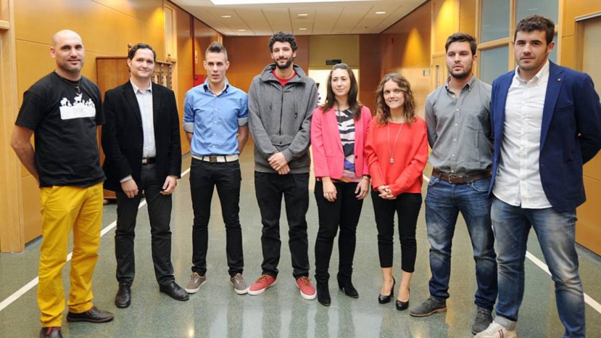 Los galardonados posan en el pasillo de la Facultad de Económicas y Empresariales antes del evento.-ISRAEL L. MURILLO