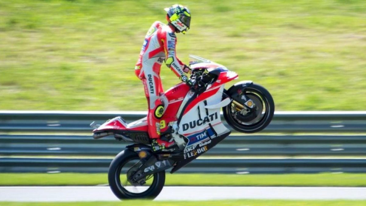 Iannone celebra su primer triunfo en Moto GP-AFP / JOE KLAMAR