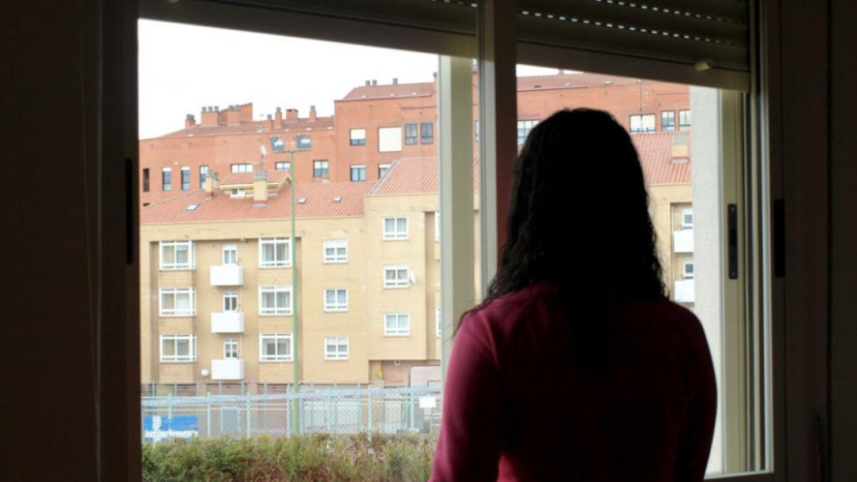 Una usuaria del proyecto Betania mira por la ventana.-ECB