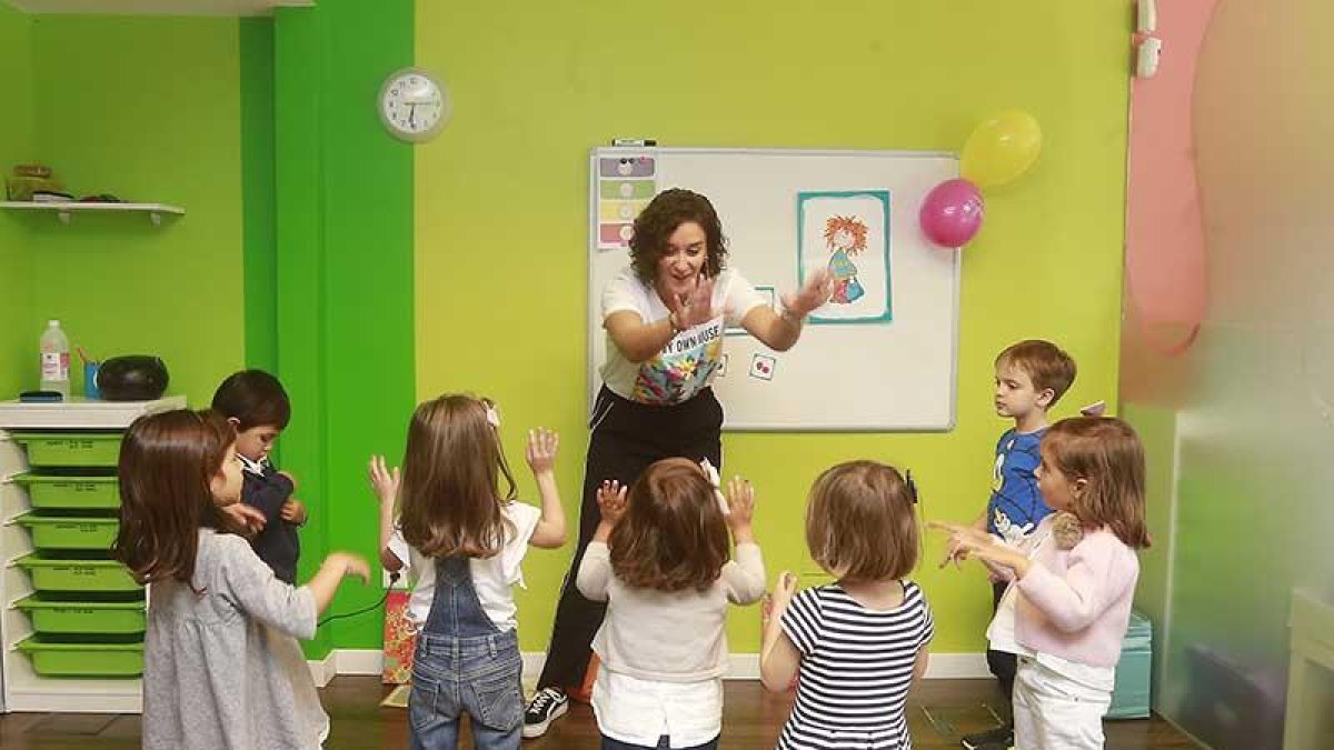 Varios alumnos interactúan con su profesora en una de las aulas.-RAÚL G. OCHOA
