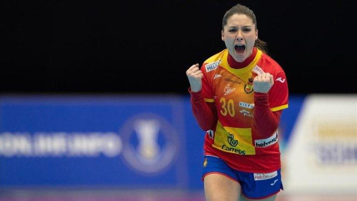 Soledad López Jiménez celebra uno de los tantos de la selección española de balonmano femenino ante Montenegro.-
