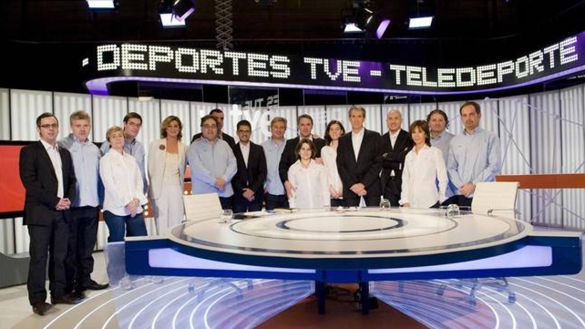 Parte del equipo de Teledeporte, en los estudios de la cadena.-