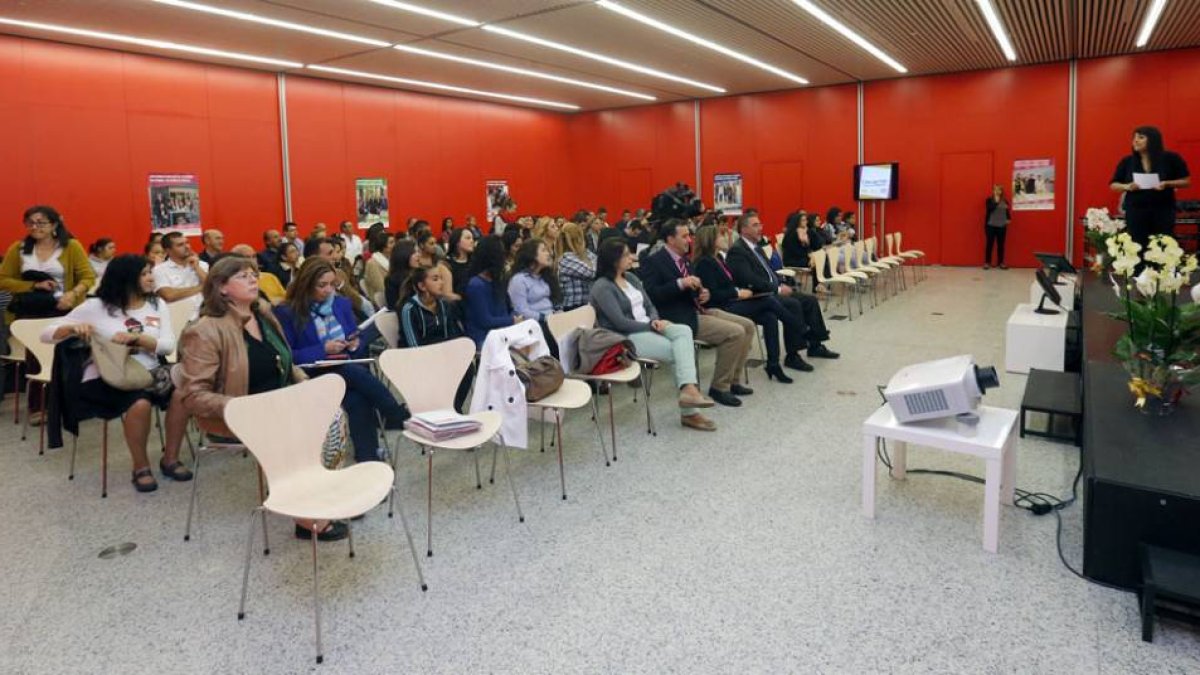 Una joven detalla su experiencia, ante el director regional de Educación, Juan Carlos Rodríguez Santillana,y la directora de la Fundación, Mar Fresno.-RAÚL OCHOA
