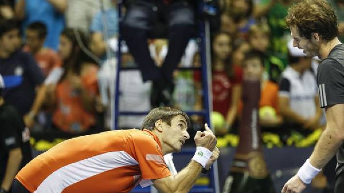 Tommy Robredo bromea con Andy Murray haciéndole una peineta tras perder contra el escocés en la final del torneo de Valencia.-Foto: MIGUEL LORENZO
