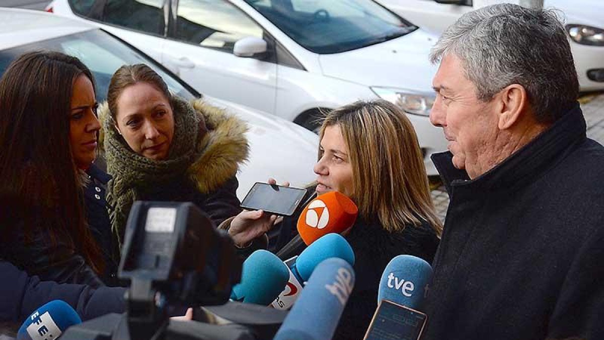Rafael Uriarte, abogado de Raúl Calvo y Víctor Rodríguez, comparece junto a Olga Navarro, también letrada de ‘Viti’.-ICAL
