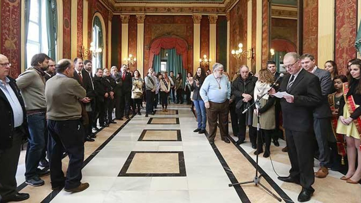 La recepción previa a la festividad de San Lesmes se concentró en un único acto en el Salón de Recreo en vez de las dos bienvenidas que se celebraban anteriormente.-RAÚL OCHOA