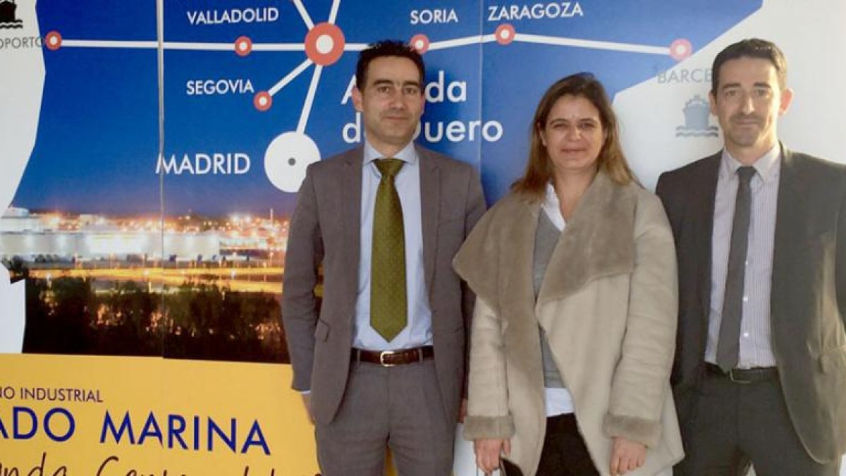 La representante de la compañía suiza con Alberto de la Calle y Jesús Arranz, consejero delegado y gerente.-ECB