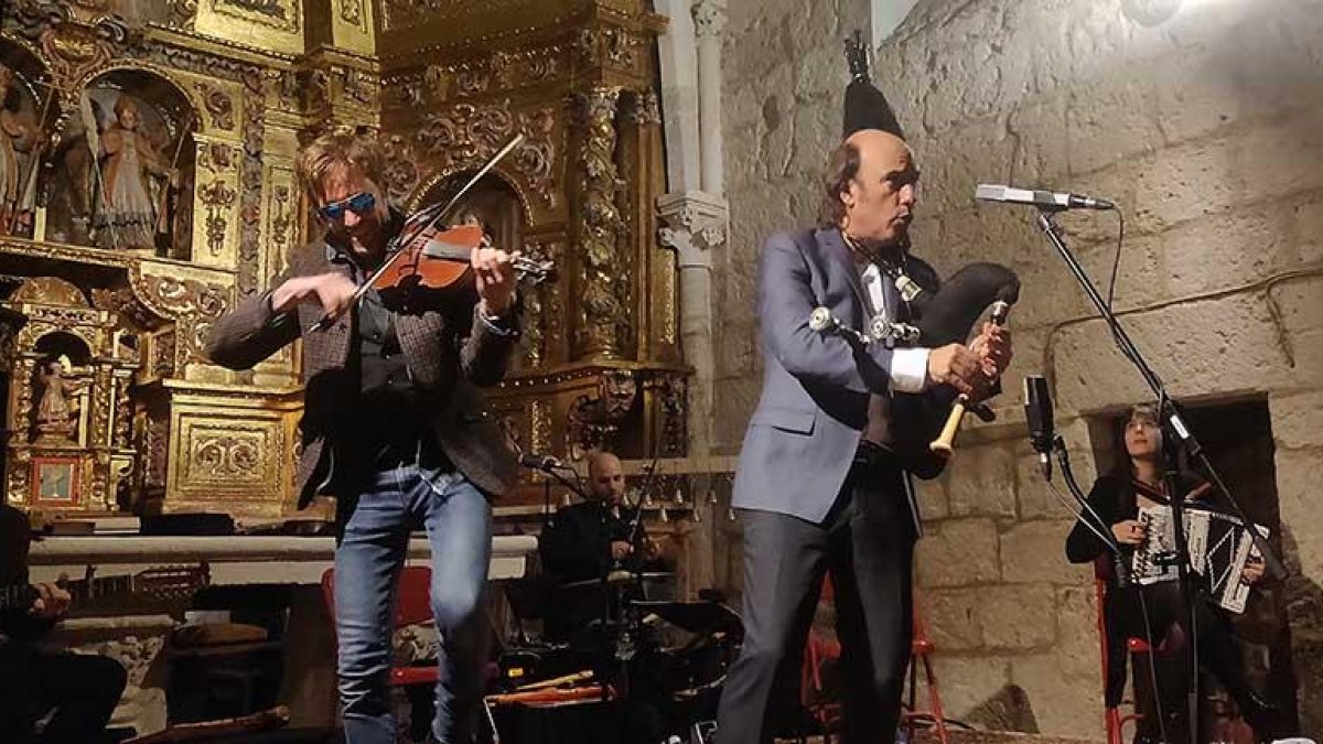 Carlos Núñez, el sábado en directo, en la iglesia de Mazuelo de Muñó.-ECB