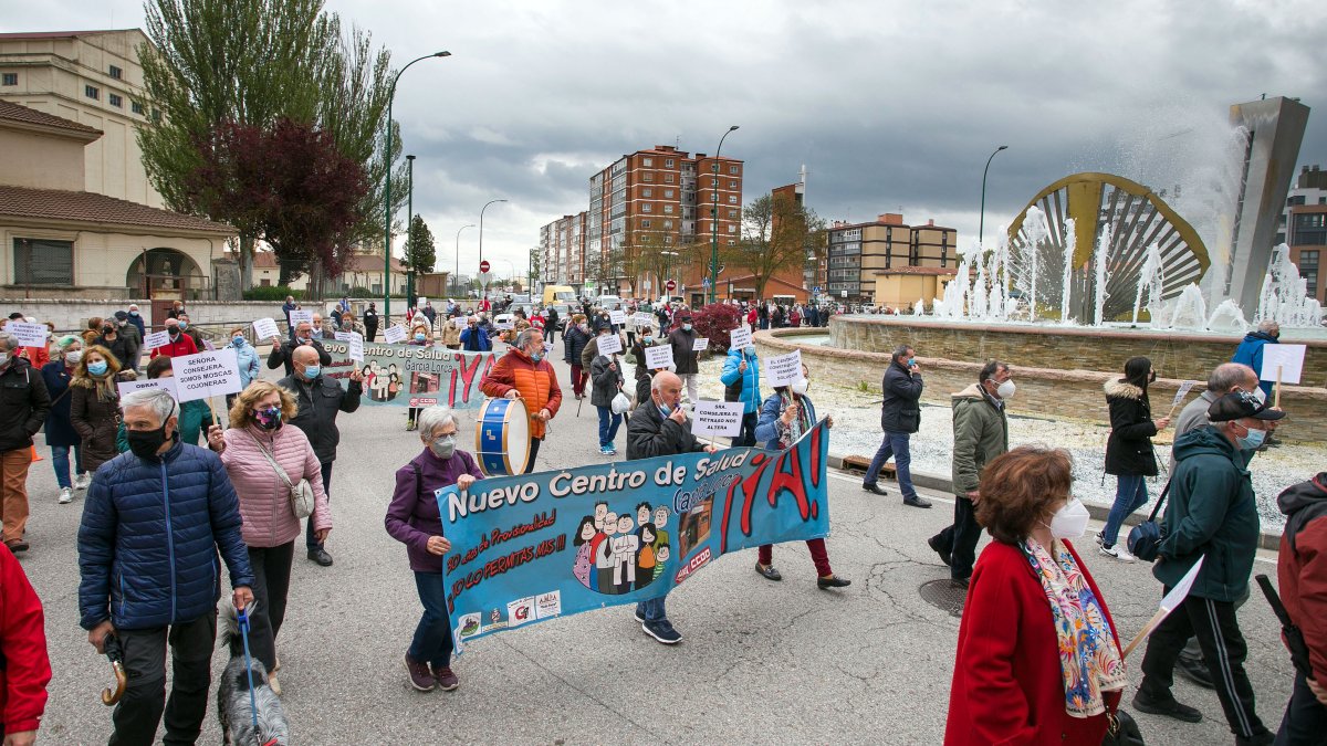 Imagen de la concentración para reclamar la reanudación de las obras del centro de salud García Lorca. TOMÁS ALONSO