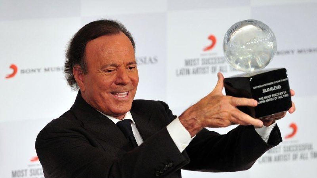 Julio Iglesias recibe un premio en Londres, en el 2014.-CARL COURT (AFP)